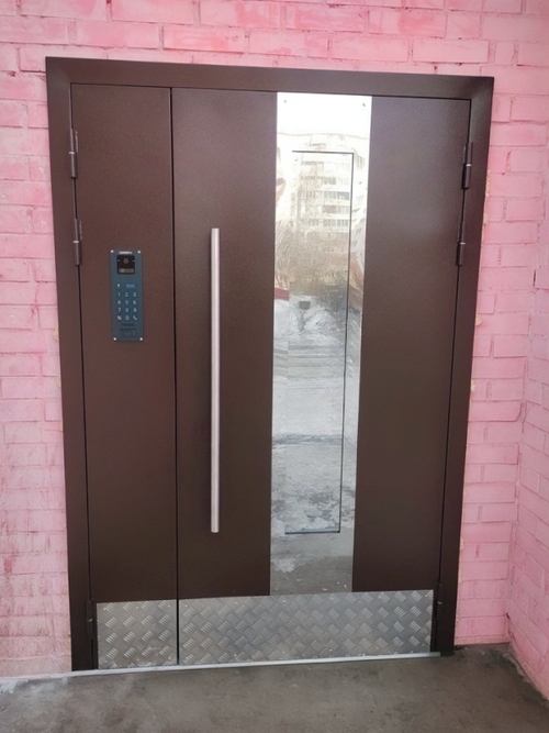 Дверь в подъезд с отбойником Дверь в подъезд с отбойником