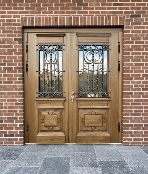 Парадная дверь с ковкой и массивом Парадная дверь с ковкой и массивом