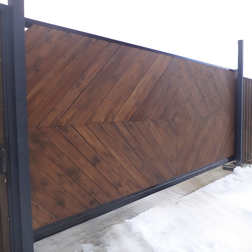 Откатные ворота с деревом Откатные ворота с деревом